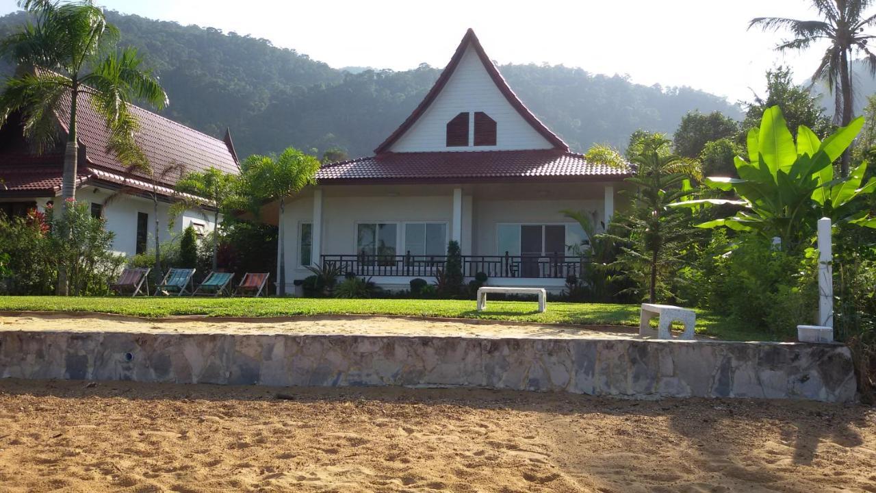 Peony Villa, 3 Bedroom Beachfront Pool Holiday home
