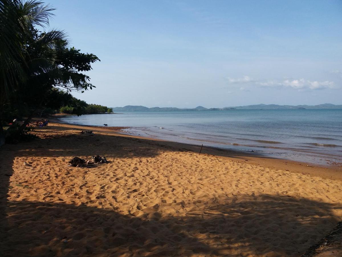 Peony Villa, 3 Bedroom Beachfront Pool Holiday home
