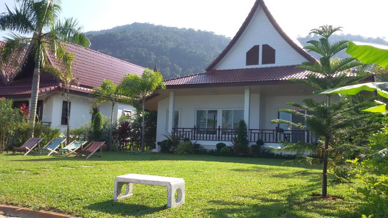 Peony Villa, 3 Bedroom Beachfront Pool Holiday home *