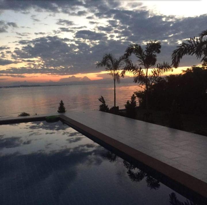 Peony Villa, 3 Bedroom Beachfront Pool