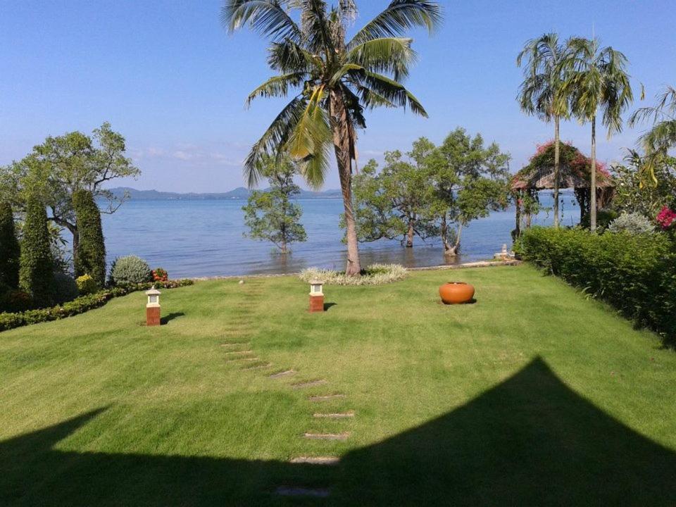 Holiday home Peony Villa, 3 Bedroom Beachfront Pool
