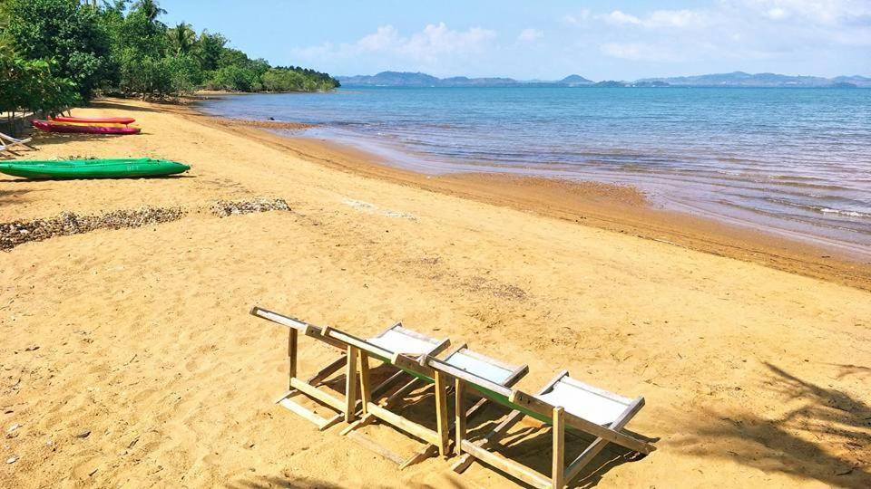 Peony Villa, 3 Bedroom Beachfront Pool Holiday home