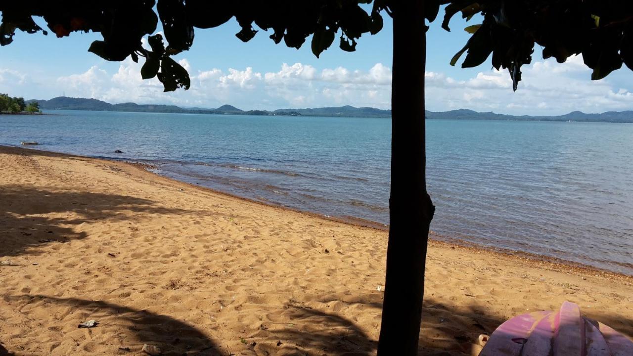 Peony Villa, 3 Bedroom Beachfront Pool Holiday home *
